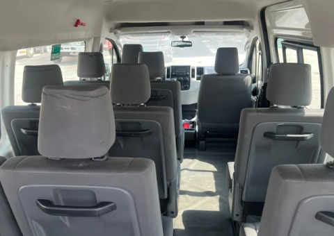 Toyota HiAce 2021 - 200,000 km - 2/5