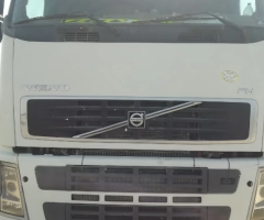 تريلا قلاب فولفو 2007 مع صندوق ثري إكس 2017 – بحالة جيدة