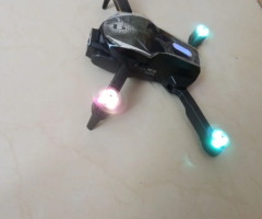 للبيع: طيارة درون مزودة بكاميراتين للتصوير