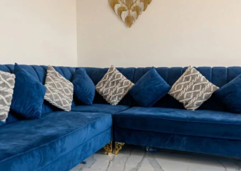 7-Seater Blue Velvet Sofa for Urgent Sale – Sharjah - 1/4